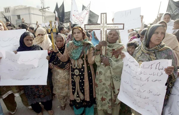 Christian Community chant slogans against Badami Bagh incident where 100 homes of Christian Community were ransacked and set — Stock Photo, Image