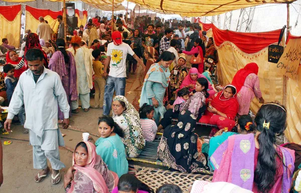 Members of Christian Community sit worried on their make-shift tent after demolishing of their houses by an angry mob during protest against blasphemy committed by a Christian man Sawan Masih — Stock Photo, Image