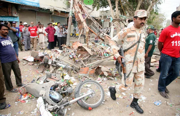 Służby bezpieczeństwa sprawdzać witryny po wybuchu bomby w dzielnicy landhi w Karaczi — Zdjęcie stockowe