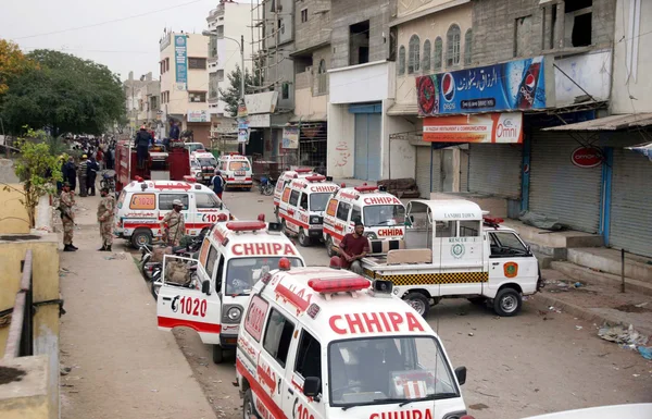 Rescue workers gather at a site after the bomb explosion at Landhi area in Karachi — Stock Photo, Image