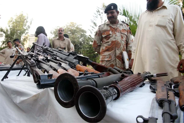 I ranger mostrano armi sequestrate recuperate da diverse aree di Karachi in operazioni mirate — Foto Stock