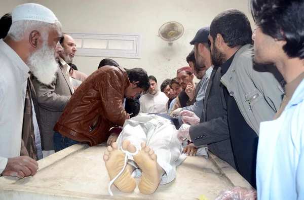 And Paramedical staffs gather near a body of Election Commissioner of Quetta, Ziaullah Qasmi, who was gunned down by unidentified person — Stock Photo, Image