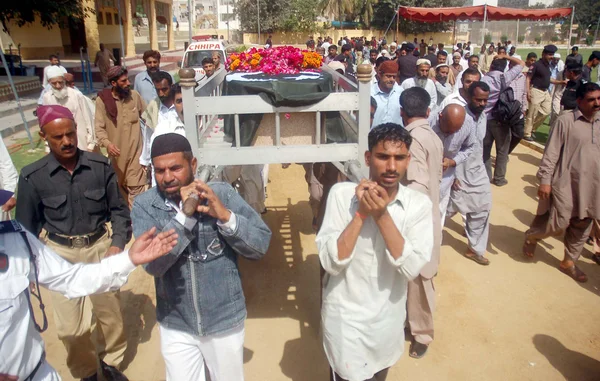 Carry coffin of Policeman Gul Sher, who was gunned down by unidentified persons — Stock Photo, Image