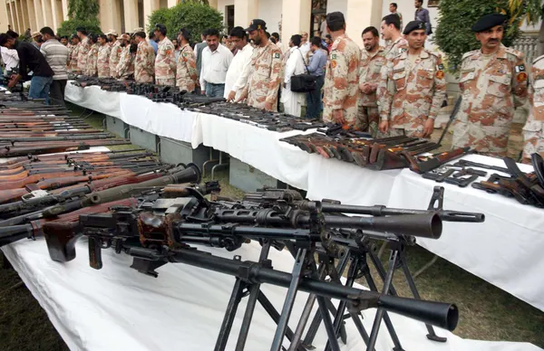 Funcionarios de guardaparques muestran armas incautadas que se recuperaron de diferentes áreas de Karachi en operaciones específicas — Foto de Stock