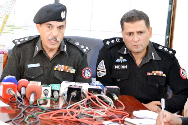 Capital City Police Officer (CCPO) Quetta, Mir Zubair Mehmood addresses to media persons during press conference — Stock Photo, Image