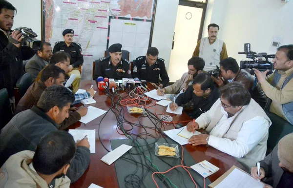Oficial de Policía de la Ciudad Capital (CCPO) Quetta, Mir Zubair Mehmood se dirige a los medios de comunicación durante una conferencia de prensa —  Fotos de Stock