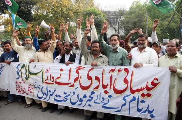 Members of National Laborers Federation chant slogans against Badami Bagh incident — Stock Photo, Image