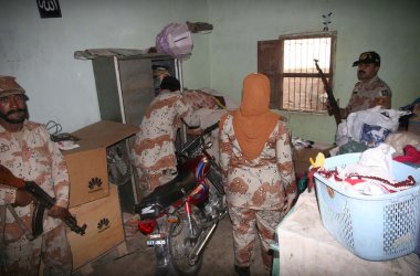 Korucular resmi bir evde mehran kasaba, sindh rangers tarafından hedeflenen arama operasyonu sırasında arıyor
