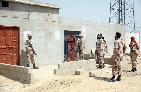 Rangers cordone ufficiale di una casa durante un'operazione di ricerca mirata guidata da Sindh Rangers a Mehran Town — Foto Stock