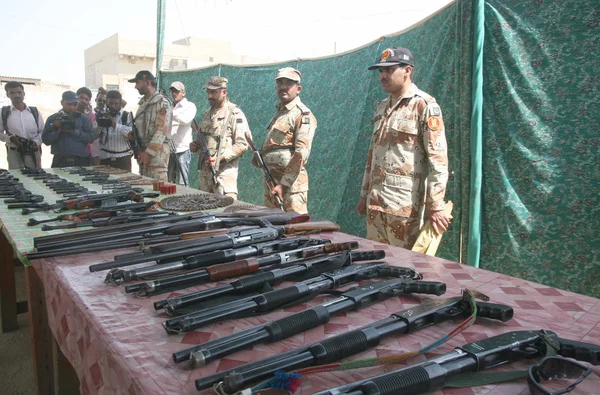 Rangers official are showing seized weapon that recovered from suspected persons during targeted search operation — Stock Photo, Image