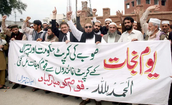 该党-e-伊斯兰 (吉) 积极分子喊口号反对即将卸任的巴基斯坦开伯尔 (Kp) 和吉政府 — 图库照片