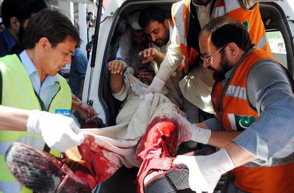 Victims of bomb explosion at the Jalozai camp in Nowshera being shifted at Lady Reading Hospital for treatment — Stock Photo, Image