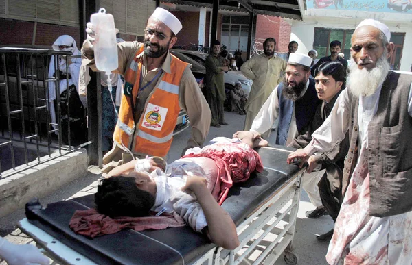 Victims of bomb explosion at the Jalozai camp in Nowshera being shifted at Lady Reading Hospital for treatment — Stock Photo, Image