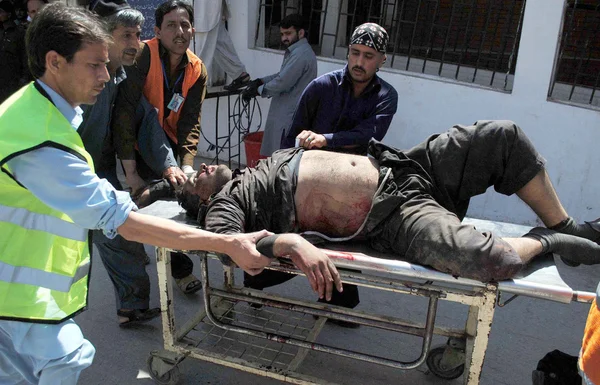 Victims of bomb explosion at the Jalozai camp in Nowshera being shifted at Lady Reading Hospital for treatment — Stock Photo, Image