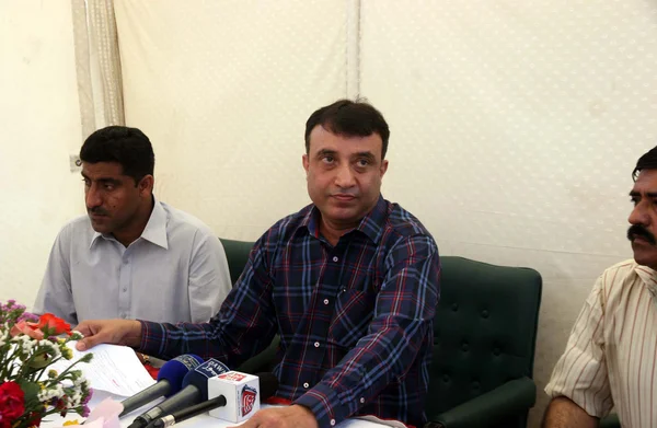CID Ala de Lucha contra el Terrorismo DSP oficial Asghar Usman se dirige a los medios de comunicación tras la detención de tres activistas de Lashkar-e-Jhangvi durante la comprobación rápida —  Fotos de Stock
