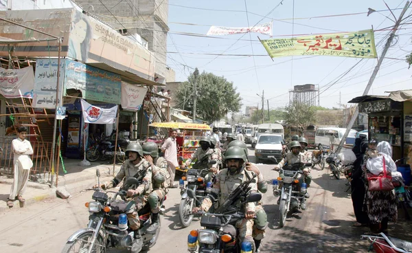Rangers officials enter for targeted search operation against terrorists and miscreants at Chanesar Goth are — Stock Photo, Image