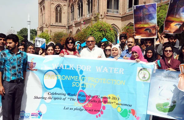 Teachers and students of Government College University participant in awareness walk for save water during demonstration on occasion of World Water Day — Stock Photo, Image