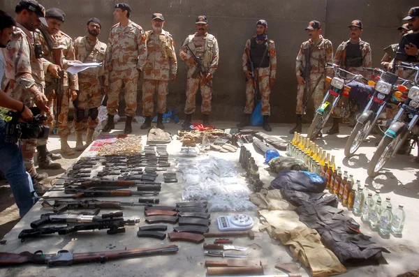 Υπάλληλοι φύλακες δείχνουν κατασχέθηκαν όπλο που ανακτήθηκαν κατά τη διάρκεια λειτουργία στοχευμένη αναζήτηση ενάντια στους τρομοκράτες και miscreants στην περιοχή goth chanesar — Φωτογραφία Αρχείου
