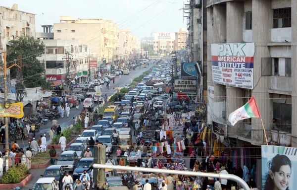 Araç, çok sayıda olay nedeniyle elektrik kısa devre meena bazar yakın dışarı kırık yangından sonra trafik sıkışıklığı içinde sıkışmış