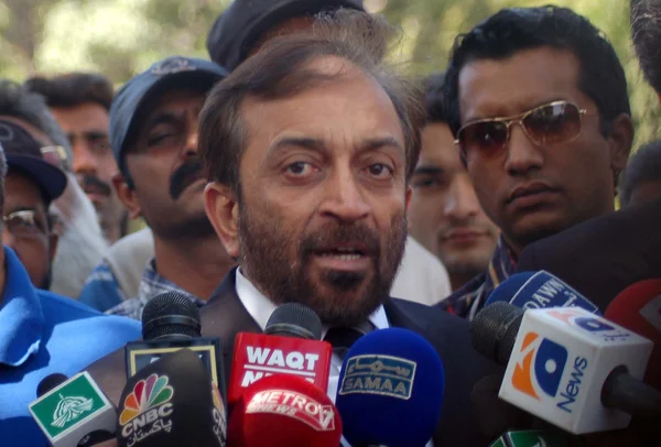Il leader del Movimento Muttahida Qaumi (MQM), il dottor Farooq Sattar, parla con i media dopo aver presentato una petizione contro la nuova delimitazione delle circoscrizioni elettorali — Foto Stock