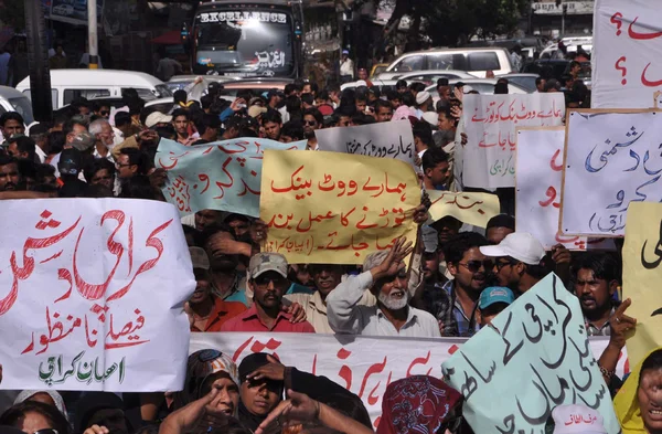 Supporters en activisten of Muttehda Qaumi Movement (Mqm) protesteren tegen nieuwe afbakening door verkiezing Commissie van Pakistan — Stockfoto