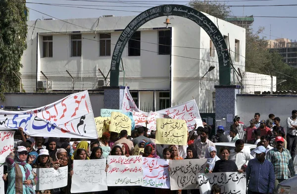 Apoiantes e ativistas do Movimento Muttehda Qaumi (MQM) estão protestando contra nova delimitação pela Comissão Eleitoral do Paquistão — Fotografia de Stock