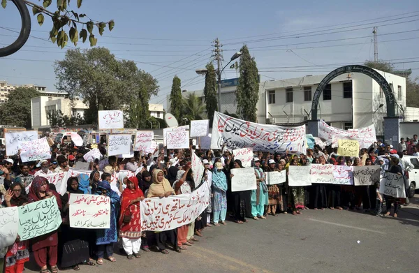 Gli attivisti del Movimento Muttehda Qaumi (MQM) protestano contro la nuova delimitazione da parte della Commissione elettorale del Pakistan durante una manifestazione presso la sede provinciale della Commissione elettorale — Foto Stock