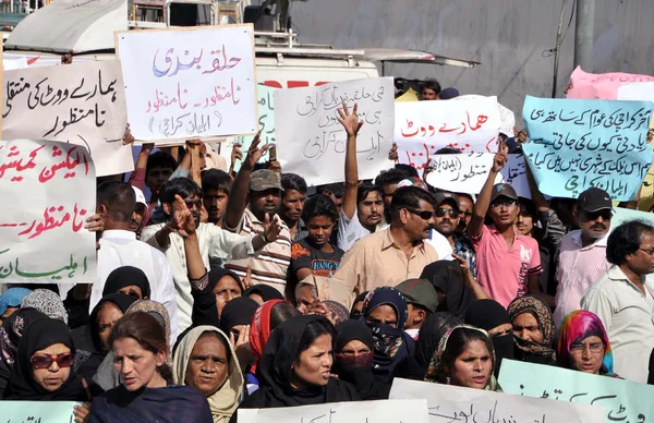 Destekçileri ve aktivistler, Muttehda Qaumi hareketi (Mqm) Pakistan Seçim Komisyonu tarafından yeni ayırma karşı protesto