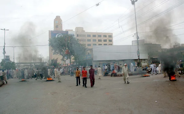 Angry protesters burn tyres block road during protest demonstration of residents of Kharadar against targeted operation — Stock Photo, Image