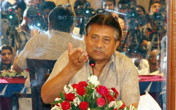 Former Pakistan President and Army Chief, General (R) Pervez Musharraf addresses to media persons — Stock Photo, Image