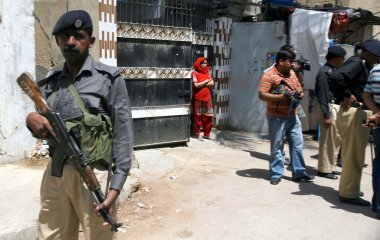 Yetkililer polis ve sitedeki landhi alan Karaçi'de bomba patlamadan sonra toplamak