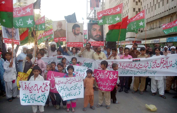 Des militants du Parti Jamhoori Watan (JWP) protestent contre le meurtre d'Akbar Bugti et exigent l'arrestation de ses assassins — Photo