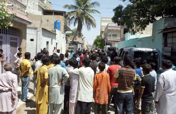 Policejní úředníci a shromáždit na místě po výbuchu bomby v landhi oblasti v Karáčí — Stock fotografie
