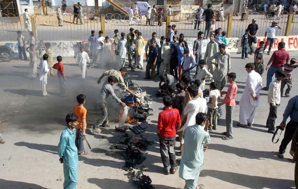 Residents of Lines Area blocked the road and burn fire as they are protesting and demanding to release persons who detained during targeted search operation — Stock Photo, Image