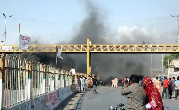 Residents of Lines Area blocked the road and burn fire as they are protesting and demanding to release persons who detained during targeted search operation by Rangers in their locality — Stock Photo, Image