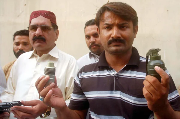 CID Counter Terrorism Wing official showing seized weapons that recovered from persons of defunct organization during raid at Landhi area — Stock Photo, Image