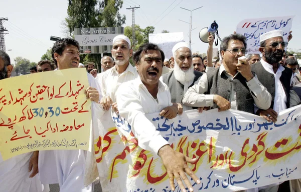 Employees of Water and Power Development Authority (WAPDA) chant slogans against murder of their colleagues during attack on WAPDA Grid Station — Stock Photo, Image