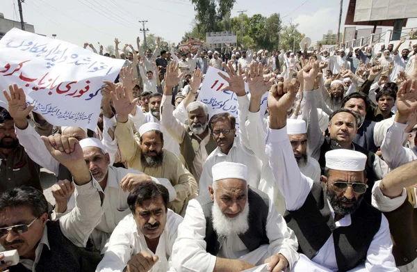 Les employés de la Water and Power Development Authority (WAPDA) scandent des slogans contre le meurtre de leurs collègues lors de l'attaque de la station de grille WAPDA — Photo