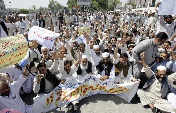 Employees of Water and Power Development Authority (WAPDA) chant slogans against murder of their colleagues during attack on WAPDA Grid Station — Stock Photo, Image