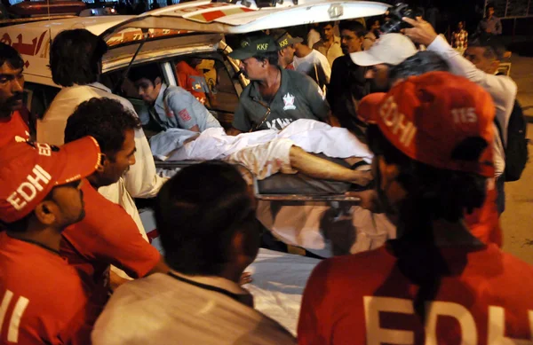 Víctima de la explosión de una bomba cerca de un puesto de control de la sede de los Rangers en Korangi n.º 5 área trasladada al hospital local para su tratamiento, en Karachi —  Fotos de Stock