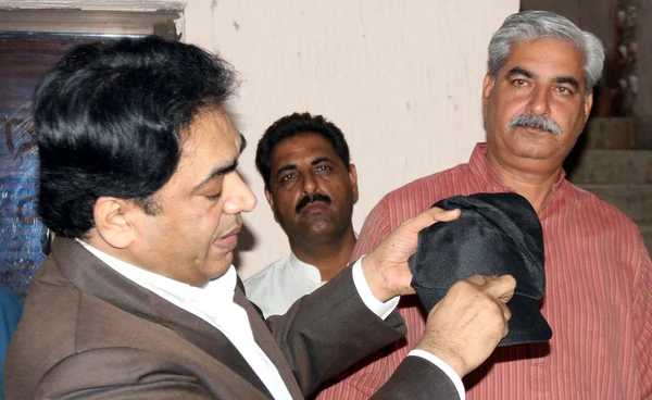 Cid teller terrorisme vleugels officiële tonen in beslag genomen wapens die hersteld van terroristen van uitgeschakelde organisatie lashkar-e-jhangvi tijdens raid — Stockfoto