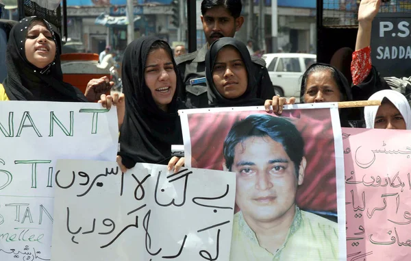 Supporters women of All Pakistan Shia Action Committee chant slogans against missing of Shiite Muslim youths during protest demonstration — Stock Photo, Image