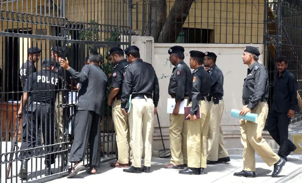 Funcionarios de la policía están entrando en el edificio del Registro de la Corte Suprema durante la audiencia del caso de la ley y el orden de Karachi, en Karachi —  Fotos de Stock