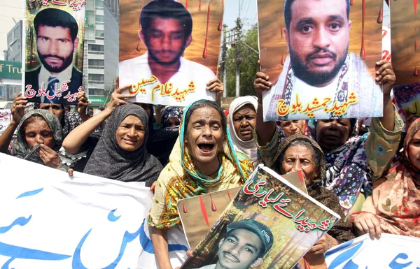 Residents of Liyari chant slogans for recovery of missing persons during protest demonstration during hearing of the Karachi law and order case — Stock Photo, Image