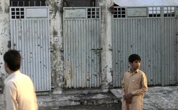 Gather at the site near damaged portion of a house, which was destroyed in rocket blast, after rocket attack from tribal area at Hayatabad — Stock Photo, Image