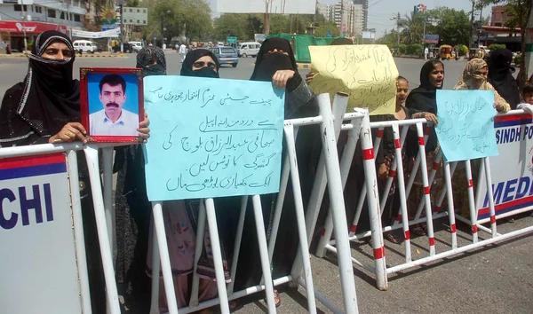 Familiares del periodista nombrado, Abdul Razzaq Baloch corean consignas contra su secuestro y exigen su recuperación durante la manifestación de protesta —  Fotos de Stock