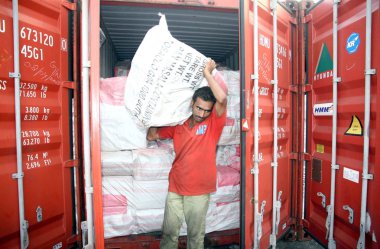 işçi kaçak gutka değişen meşgul, 4 Şubat 2013 beş kaplarda doldurulmuş tava masala gelmişti