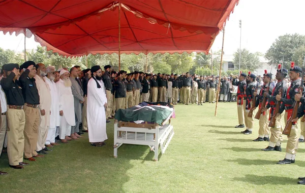 El Inspector General de la Policía de Sindh (GI), Shahid Nadeem Baloch y otros altos funcionarios de la policía presentan guardia de honor al Inspector de Shaheed Agha Asadullah, quien fue asesinado a tiros por personas no identificadas — Foto de Stock