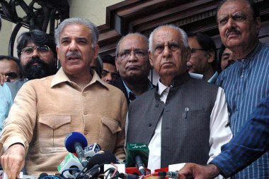 Müslüman Ligi-n Başkan, shahbaz Şerif'i medyaya kişi Karaçi onun varış sonra konuşuyor