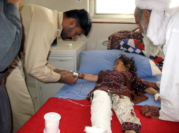 Víctimas del terremoto de Mashkal que fueron evacuadas por helicópteros del Ejército Pak siendo atendidas en el Hospital Militar Central — Foto de Stock
